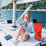 Geanta impermeabila, pentru plaja sau drumetii, rezistenta la praf si umiditate, PVC robust, 20 L, rosu/negru, 25 x 0.5 x 60 cm - imagine 6