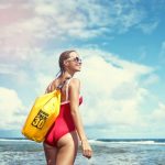 Geanta impermeabila, pentru plaja sau drumetii, rezistenta la praf si umiditate, PVC robust, 30 L, galben/negru, 38 x 0.5 x 72 cm - imagine 4