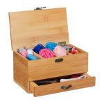 Cutie depozitare accesorii de croitorie, din bambus natural, cu capac, 4 compartimente si un sertar, maner si inchidere cu finisaj antic, maro natur, 20 x 12 x 11 cm