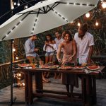 Umbrela terasa/gradina cu lumina LED, husa protectie, panou incarcare solara, protectie UV 50+, rotire la 360°, inclinatie reglabila, manivela, Ø 300 cm, crem - imagine 3