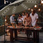 Umbrela terasa/gradina cu lumina LED, husa protectie, panou incarcare solara, protectie UV 50+, rotire la 360°, inclinatie reglabila, manivela, Ø 300 cm, crem inchis - imagine 6