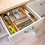 Suport organizare tacamuri pentru sertar bucatarie, Extensibil, 5/7 compartimente, Bambus - imagine 3