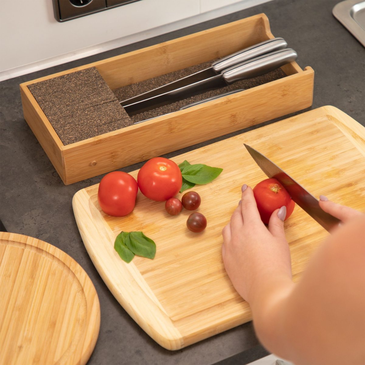 Suport cutite din bambus Relaxdays, cu suport pentru tacamuri, 6.5 x 38 x 30 cm - imagine 2