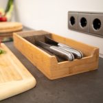 Suport cutite din bambus Relaxdays, cu suport pentru tacamuri, 6.5 x 38 x 30 cm - imagine 5
