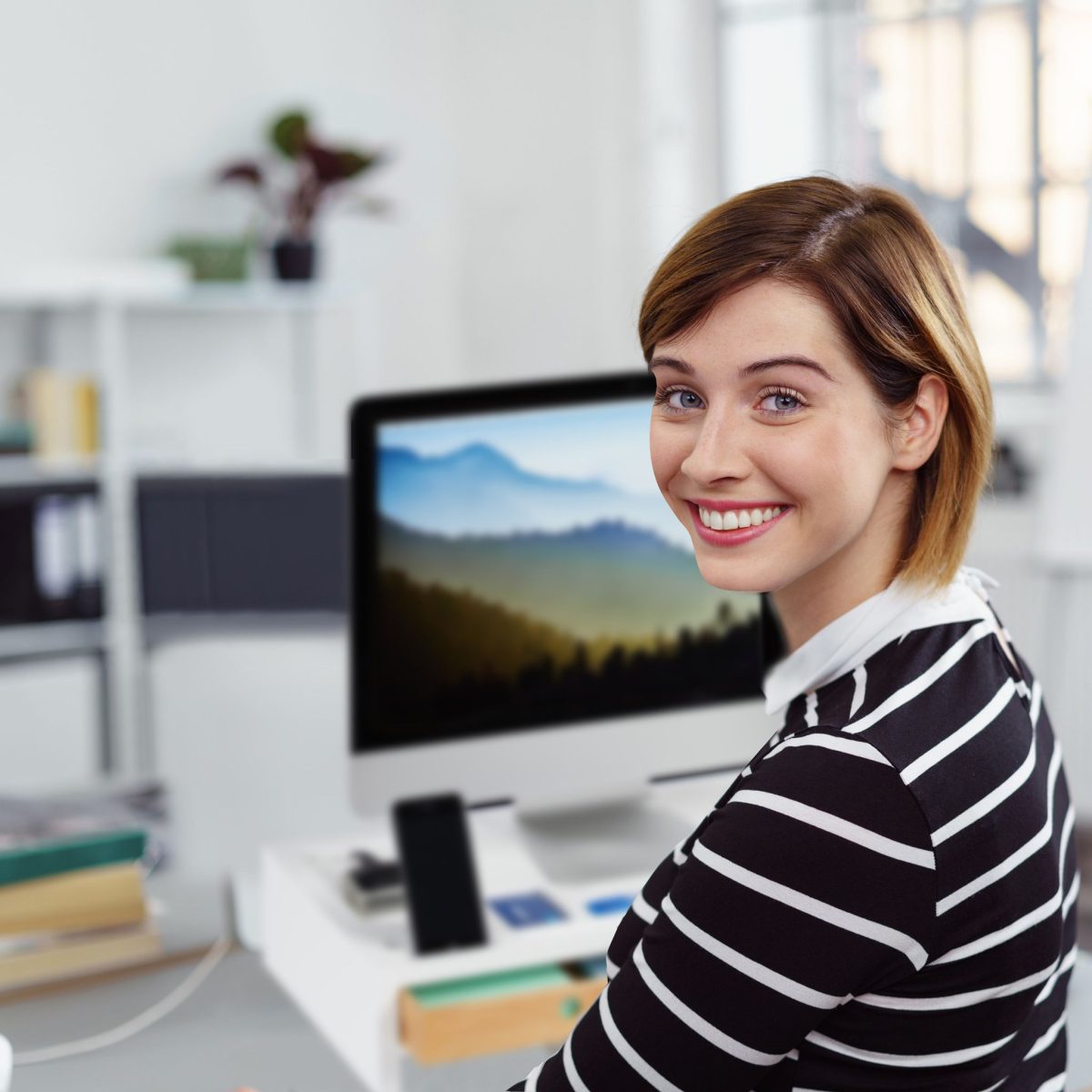 Suport/stand pentru monitor/laptop, 2 sertare, 11 x 58,5 x 32,5 cm, MDF si bambus, Relaxdays - imagine 3