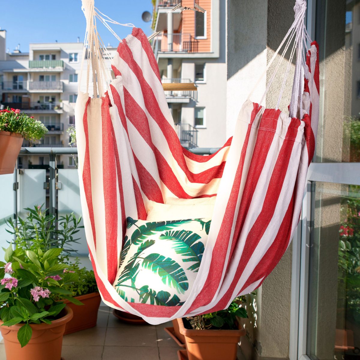 Hamac suspendat din bumbac, sarcina maxima 150 kg, interior/exterior, 150 x 100 x 40 cm, alb/rosu - imagine 5