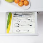 Suport tacamuri Relaxdays, din metal, 5 compartimente, alb, 5.5 x 23.5 x 32 cm - imagine 5