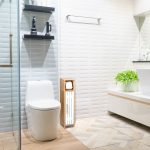 Dulap baie cu suport hartie igienica, 2 rafturi de depozitare, MDF/bambus, 71 x 18 x 20 cm, alb/maro - imagine 2