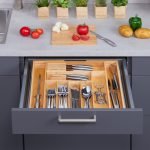 Suport organizare tacamuri si ustensile extensibil din bambus, 9 compartimente, 5,5 x 55 x 44,5 cm - imagine 2