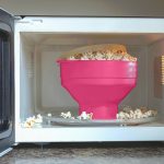 Recipient pliabil din silicon pentru popcorn la microunde, capac si manere, roz, 14,5 x 26 x 20 cm - imagine 3