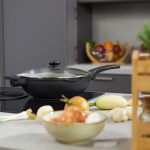Tigaie wok cu capac, din aluminiu/sticla/plastic, neagra, 15 x 57,5 ​​x 31,5 cm - imagine 4