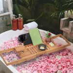 Suport extensibil cada, spatiu pentru tableta/carte, pahar si alte accesorii de baie, din bambus, 16,5 x 105 x 23,5 cm - imagine 2