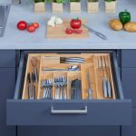 Suport organizare tacamuri si ustensile, 8 compartimente, extensibil, din bambus, 5 x 52 x 43 cm - imagine 2