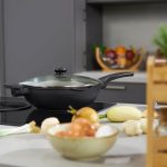 Tigaie wok cu capac, din aluminiu/sticla/plastic, neagra, 15 x 57,5 ​​x 31,5 cm - imagine 3