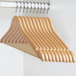 Set umerase din lemn masiv, carlig metalic rotativ, bara pentru pantaloni si design modern, 30 bucati
