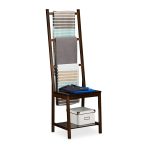 Suport prosoape tip scaun cu 2 rafturi, Relaxdays, maro, din bambus, 133 x 40 x 42 cm