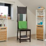 Suport prosoape tip scaun cu 2 rafturi, Relaxdays, maro, din bambus, 133 x 40 x 42 cm - imagine 2