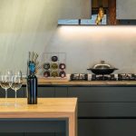Suport metalic pentru sticle de vin, capacitate 9 sticle, design industrial modern, gri, Relaxdays - imagine 5