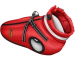 Geaca pentru caini, TRESKO, cu ham, marimea S, detalii reflectorizante, dozator cu 15 pungi incluse, material cu 3 straturi din poliester, bumbac si lana, rezistenta la apa si zapada, rosu