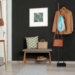 Suport de haine din otel si lemn de nuc cu 3 agatatori, dimensiuni 173 x 30 x 25 cm, negru/maro Relaxdays - imagine 2