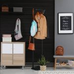 Suport de haine din otel si lemn de nuc cu 3 agatatori, dimensiuni 173 x 30 x 25 cm, negru/maro Relaxdays - imagine 5