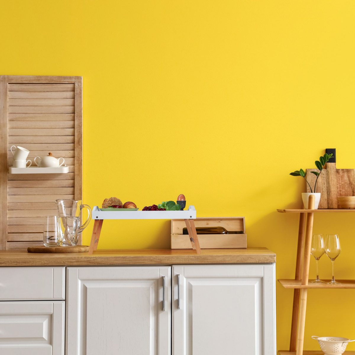 Tava servire din bambus si MDF, dimensiuni 24 x 55,5 x 30 cm, alb/maro, Relaxdays - imagine 2