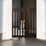 Poarta de siguranta pentru copii sau animale de casa, Relaxdays, H 70 cm, lungime maxima 207 cm, MDF, maro - imagine 6