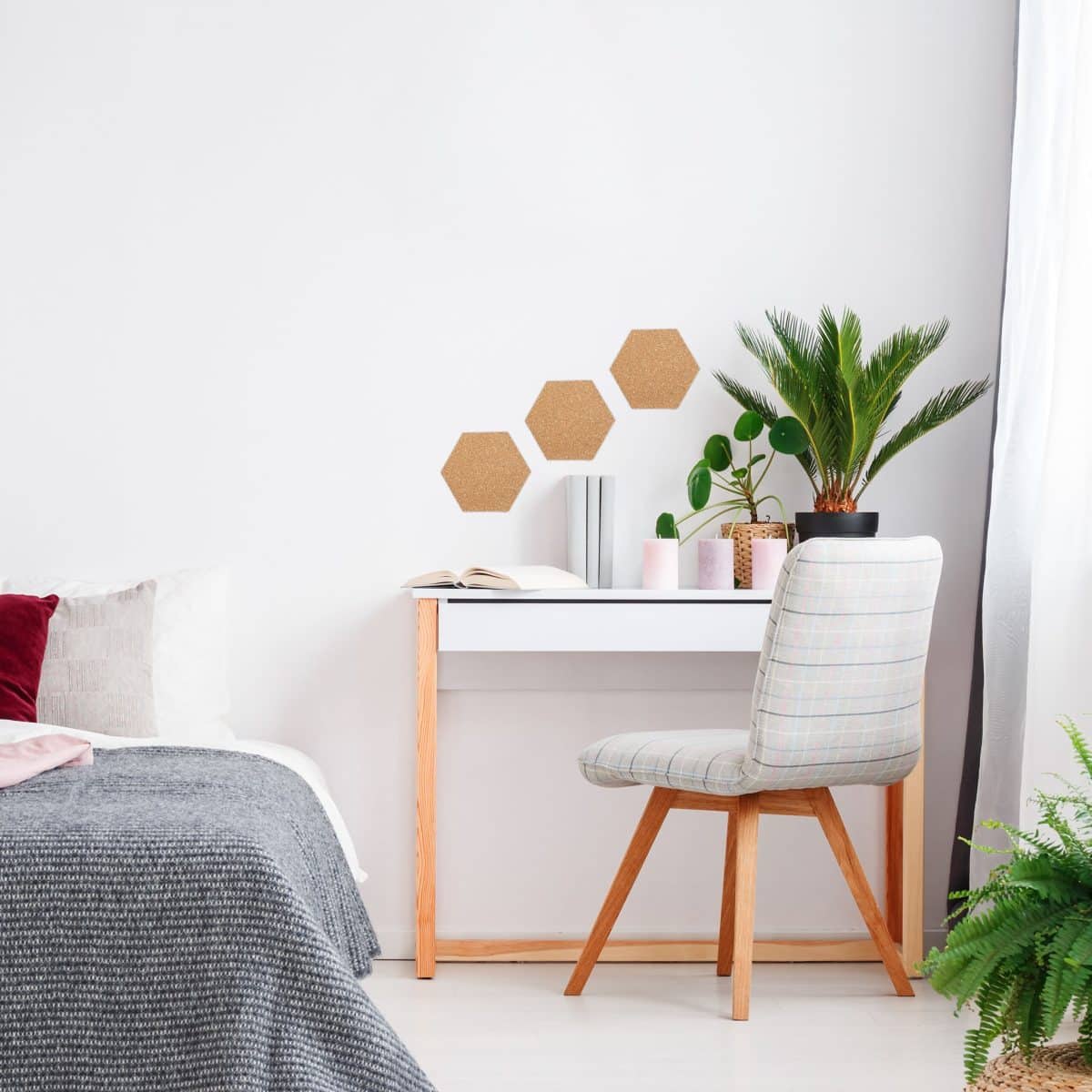 Set de 14 panouri hexagonale din plută, cu pioneze si cleme din lemn, Relaxdays - imagine 2