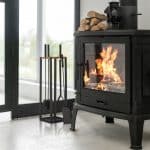 Set ustensile semineu 5 piese cu suport negru, placa lemn masiv, cleste, carlig, matura, lopata – design modern - imagine 2