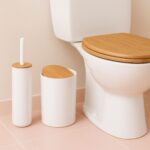 Set de baie cu 7 piese, cos de gunoi 5 l, perie toaleta, dispenser sapun, savoniera, pahar, suport periute, plastic, alb lucios, Relaxdays - imagine 3
