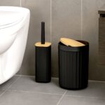 Set de baie cu 6 piese, cos de gunoi 5 l, perie toaleta, dispenser sapun, savoniera, pahar, suport periute, plastic, negru, Relaxdays - imagine 2