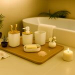 Set de baie cu 6 piese, cos de gunoi 5 l, perie toaleta, dispenser sapun, savoniera, pahar, suport periute, plastic, alb, Relaxdays - imagine 2