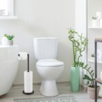 Suport hârtie igienică negru – model vertical, metalic, cu spațiu pentru role de rezervă - imagine 2